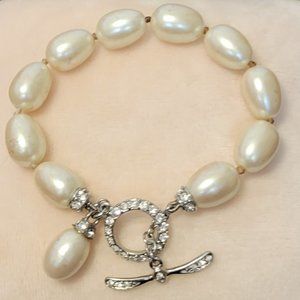 ❣️HP❣️Rare! Monet pretty silver pearl bracelet dragonfly charm toggle fastener.